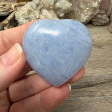 Cargar imagen en el visor de la galería, Blue Calcite Small Heart Palm Stone Set #07