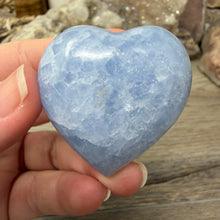 Carica l'immagine nel visualizzatore di Gallery, Blue Calcite Small Heart Palm Stone Set #08