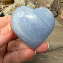 Carica l'immagine nel visualizzatore di Gallery, Blue Calcite Small Heart Palm Stone Set #08