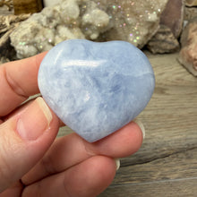 Carica l'immagine nel visualizzatore di Gallery, Blue Calcite Small Heart Palm Stone Set #08