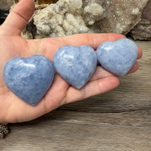 Cargar imagen en el visor de la galería, Blue Calcite Small Heart Palm Stone Set #09