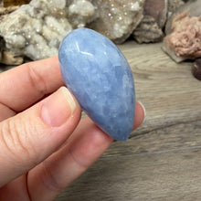 Cargar imagen en el visor de la galería, Blue Calcite Small Heart Palm Stone Set #09