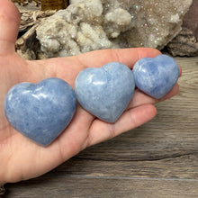 Cargar imagen en el visor de la galería, Blue Calcite Small Heart Palm Stone Set #10