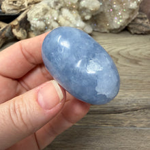 Cargar imagen en el visor de la galería, Blue Calcite Small Heart Palm Stone Set #10