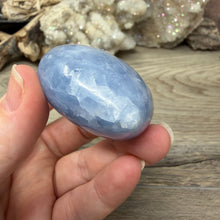 Cargar imagen en el visor de la galería, Blue Calcite Small Heart Palm Stone Set #10