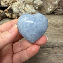 Cargar imagen en el visor de la galería, Blue Calcite Small Heart Palm Stone Set #10