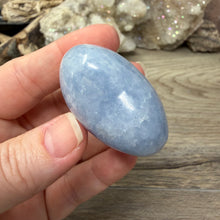 Cargar imagen en el visor de la galería, Blue Calcite Small Heart Palm Stone Set #10