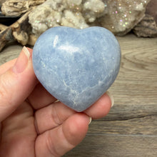 Cargar imagen en el visor de la galería, Blue Calcite Small Heart Palm Stone Set #10