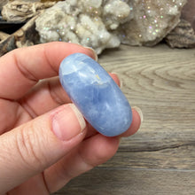 Cargar imagen en el visor de la galería, Blue Calcite Small Heart Palm Stone Set #10