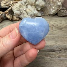 Cargar imagen en el visor de la galería, Blue Calcite Small Heart Palm Stone Set #10