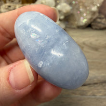 Cargar imagen en el visor de la galería, Blue Calcite Small Heart Palm Stone Set #11