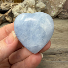 Cargar imagen en el visor de la galería, Blue Calcite Small Heart Palm Stone Set #11