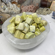 Bild in Galerie-Viewer laden, Serpentine "Healerite" Tumbles