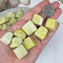 Bild in Galerie-Viewer laden, Serpentine "Healerite" Tumbles