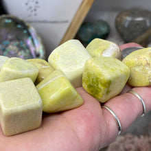 Bild in Galerie-Viewer laden, Serpentine "Healerite" Tumbles