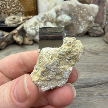 将图像加载到图库查看器中,Cubic Pyrite on Matrix from Spain #13