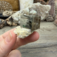 将图像加载到图库查看器中,Cubic Pyrite on Matrix from Spain #17