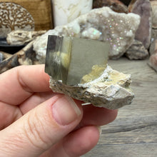 将图像加载到图库查看器中,Cubic Pyrite on Matrix from Spain #17