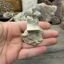 将图像加载到图库查看器中,Cubic Pyrite on Matrix from Spain #17