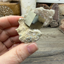 将图像加载到图库查看器中,Cubic Pyrite on Matrix from Spain #19