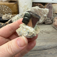 将图像加载到图库查看器中,Cubic Pyrite on Matrix from Spain #19