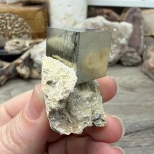 将图像加载到图库查看器中,Cubic Pyrite on Matrix from Spain #19