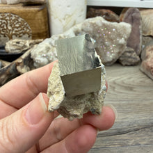 将图像加载到图库查看器中,Cubic Pyrite on Matrix from Spain #19