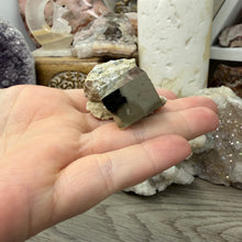 将图像加载到图库查看器中,Cubic Pyrite on Matrix from Spain #19