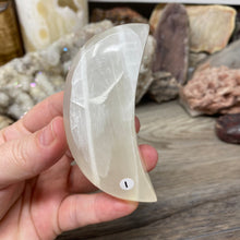 Bild in Galerie-Viewer laden, Lemon Calcite Moon #01