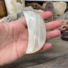 Bild in Galerie-Viewer laden, Lemon Calcite Moon #01