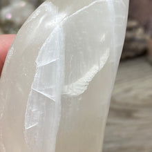 Bild in Galerie-Viewer laden, Lemon Calcite Moon #01