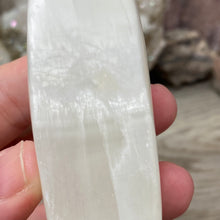 Bild in Galerie-Viewer laden, Lemon Calcite Moon #01