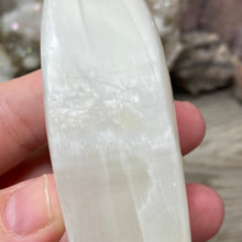 Bild in Galerie-Viewer laden, Lemon Calcite Moon #01