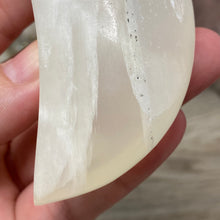 Bild in Galerie-Viewer laden, Lemon Calcite Moon #01