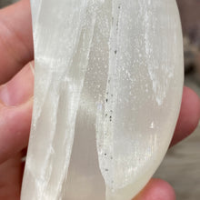 Bild in Galerie-Viewer laden, Lemon Calcite Moon #01