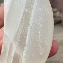Bild in Galerie-Viewer laden, Lemon Calcite Moon #01