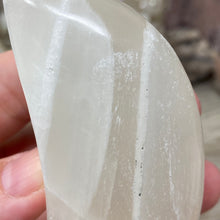 Bild in Galerie-Viewer laden, Lemon Calcite Moon #01