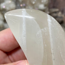 Bild in Galerie-Viewer laden, Lemon Calcite Moon #01