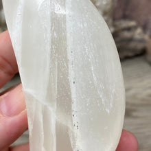Bild in Galerie-Viewer laden, Lemon Calcite Moon #01