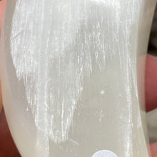 Bild in Galerie-Viewer laden, Lemon Calcite Moon #01
