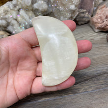 Bild in Galerie-Viewer laden, Lemon Calcite Moon #02