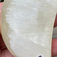 Bild in Galerie-Viewer laden, Lemon Calcite Moon #02