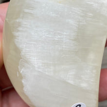 Bild in Galerie-Viewer laden, Lemon Calcite Moon #02