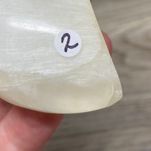 Bild in Galerie-Viewer laden, Lemon Calcite Moon #02