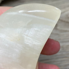 Bild in Galerie-Viewer laden, Lemon Calcite Moon #02