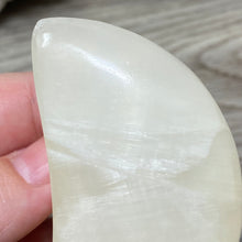 Bild in Galerie-Viewer laden, Lemon Calcite Moon #02