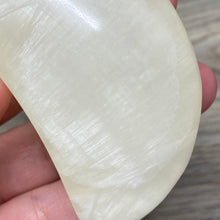 Bild in Galerie-Viewer laden, Lemon Calcite Moon #02