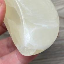 Bild in Galerie-Viewer laden, Lemon Calcite Moon #02