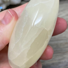 Bild in Galerie-Viewer laden, Lemon Calcite Moon #02