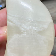 Bild in Galerie-Viewer laden, Lemon Calcite Moon #02